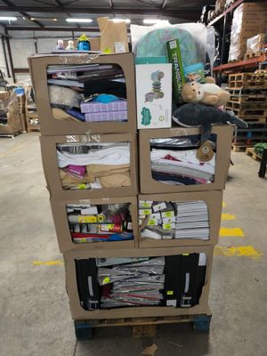 des cartons empilés les uns sur les autres sur un chariot dans un entrepôt