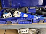 de nombreuses boîtes d'outils posées sur une étagère dans un magasin