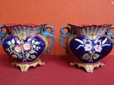 deux vases posés sur une table rouge