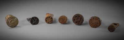 de nombreux types de boutons en bois disposés sur un fond blanc