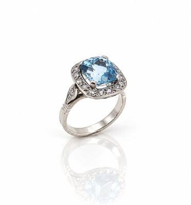 Bague ovale en topaze bleue et diamants