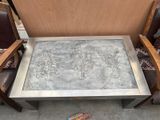 deux chaises et une table sur laquelle est dessiné un motif