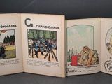 trois livres illustrés représentant des personnes, posés sur une table