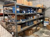 de nombreux cartons et boîtes sur les étagères de l'entrepôt