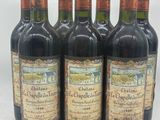 six bouteilles de vin rouge sont alignées sur une table