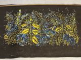 un tissu noir orné de fleurs jaunes et bleues