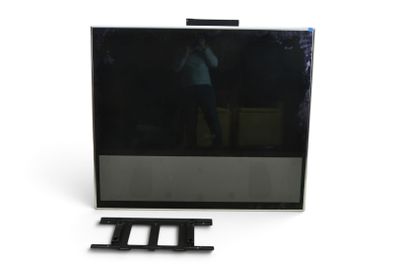 quelqu'un prend une photo d'un écran de télévision sur lequel on voit son reflet