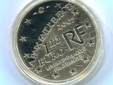 gros plan d'une pièce de monnaie sur une surface blanche avec un fond blanc