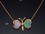 un gros plan d'un collier orné d'un papillon