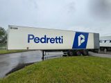 deux semi-remorques garées sur le bord de la route