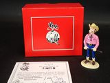 une petite figurine représentant un homme en tenue de cow-boy