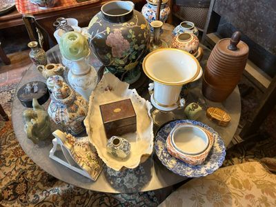 une table sur laquelle sont disposés de nombreux vases et bols