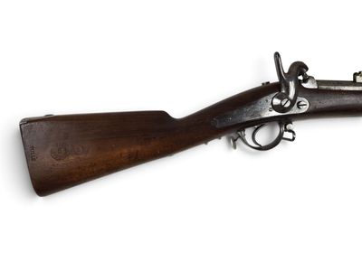 un vieux fusil avec un canon en bois et une poignée en bois