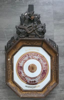 une horloge accrochée au mur d'une pièce