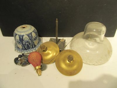de nombreux objets en verre posés sur une table blanche