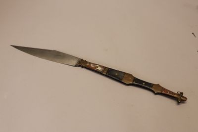 a knife that is laying on a table