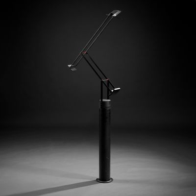 un gros plan d'une lampe fixée à un poteau dans une pièce sombre