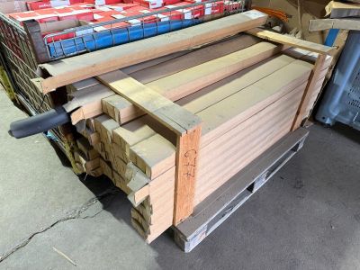 un chariot rempli de bois dans une zone d'entrepôt