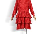 une robe rouge posée sur un pied de mannequin, sur fond blanc