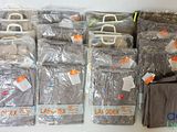 de nombreux sacs posés sur une table