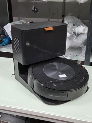 une machine posée sur une table