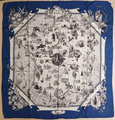 une écharpe bleue et blanche sur laquelle est représentée une carte de la France