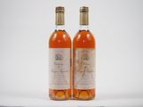 deux bouteilles de vin posées l'une à côté de l'autre sur une table