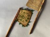 un petit morceau de bois et un petit morceau de tissu sur une surface blanche