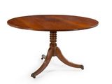 une table ronde avec un plateau en bois et quatre pieds