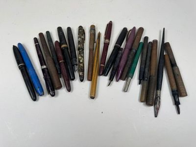 Collection de 23 stylos plumes ou porte-plumes.
