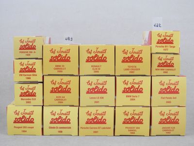 plusieurs cartons de sodas empilés les uns sur les autres sur une table