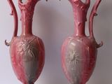 deux vases posés côte à côte sur une surface blanche