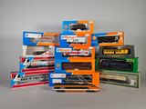 de nombreux types différents de petits trains dans les boîtes