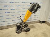 la machine est posée sur le sol devant un mur
