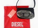 un sac à main noir et rouge orné du logo Diesel et un sac rouge muni d'une étiquette rouge