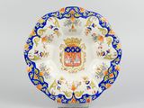 an image of a plate with a coat of arms on it