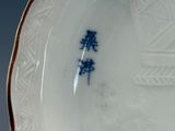 une assiette avec un motif bleu et blanc