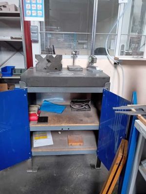 une photo d'un établi dans un atelier, avec des outils