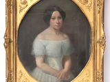 portrait d'une femme en robe bleue dans un cadre doré