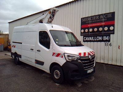 une camionnette blanche garée devant un bâtiment
