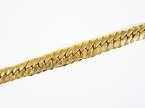 une image d'un bracelet en or sur fond blanc