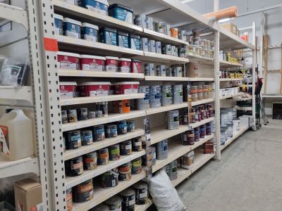 de nombreux rayons de peinture dans un magasin proposant de nombreuses couleurs