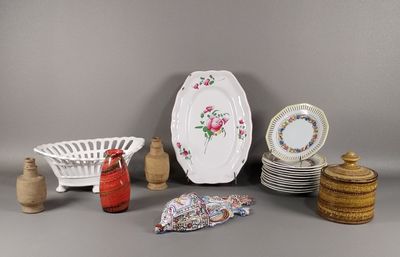 de nombreux types d'assiettes et de vases sur la table
