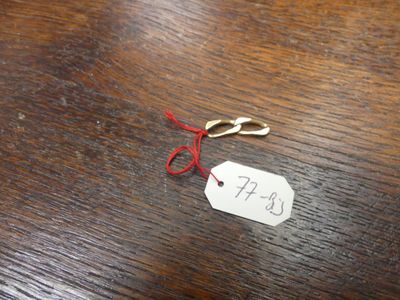 un bout de papier sur lequel est accrochée une étiquette de prix