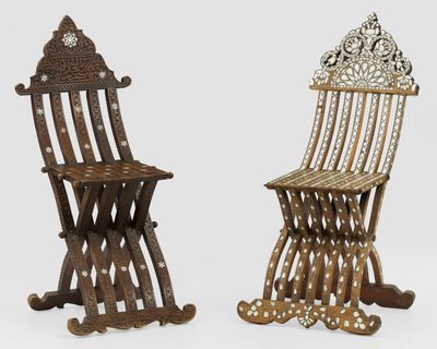 une paire de chaises anciennes en bois ornées de sculptures élaborées