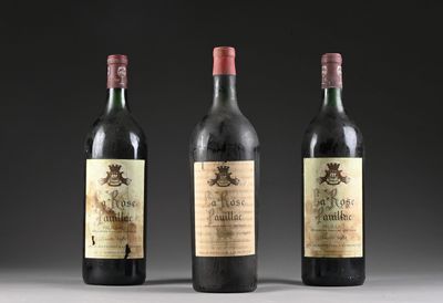 trois bouteilles de vin sont alignées sur une table