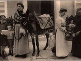 une photo en noir et blanc d'une femme à dos d'âne