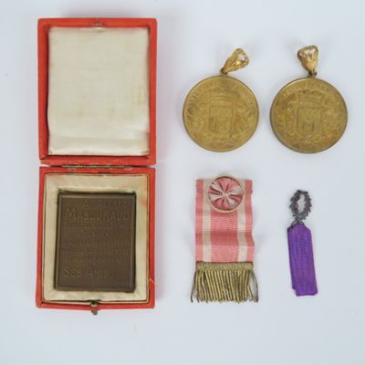 Ensemble de distinctions de la ville de Bordeaux comprenant …