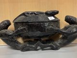une statue représentant un crabe posé sur une table