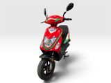 Le scooter rouge est garé sur une surface blanche, devant un fond blanc.
